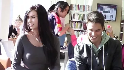 Cantik rambut pirang menggunakan vaginanya untuk menggoda Mutiara sex japan kakek